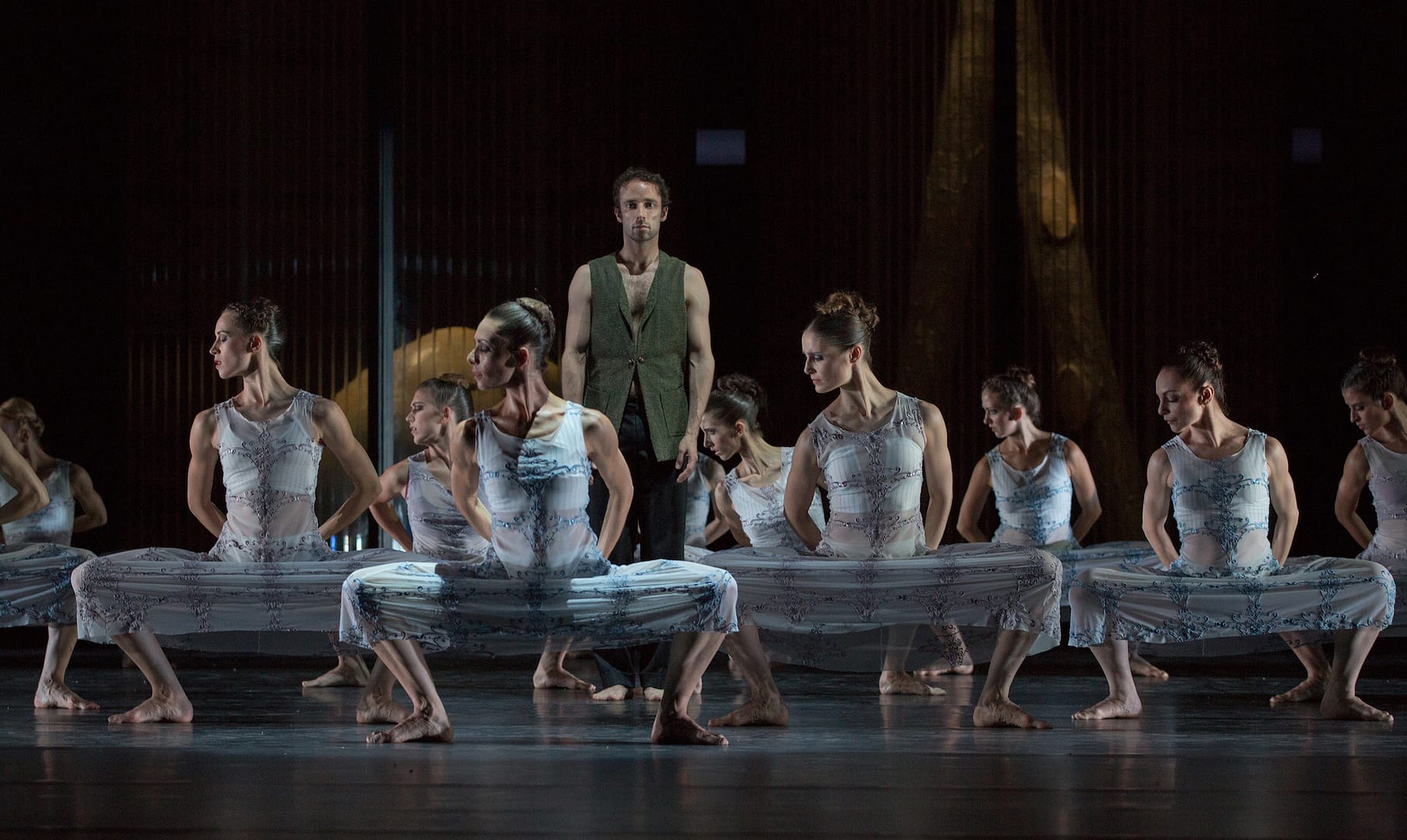 b.36 Ballett am Rhein Düsseldorf DuisburgSCHWANENSEE ch.: Martin Schläpfer b36_Schwanensee_08_FOTO_Gert_Weigelt